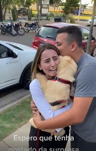 La donna rischia di svenire per la felicità quando capisce che suo marito le ha regalato un cane per Natale