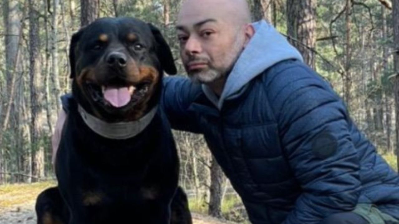 Rottweiler consola uomo al parco