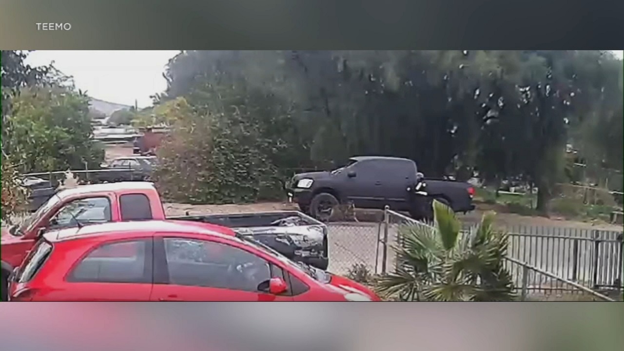 Auto nera parcheggiata in strada