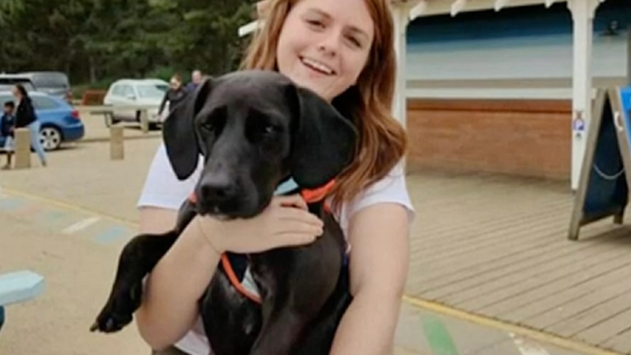 Ragazza abbraccia il suo cane