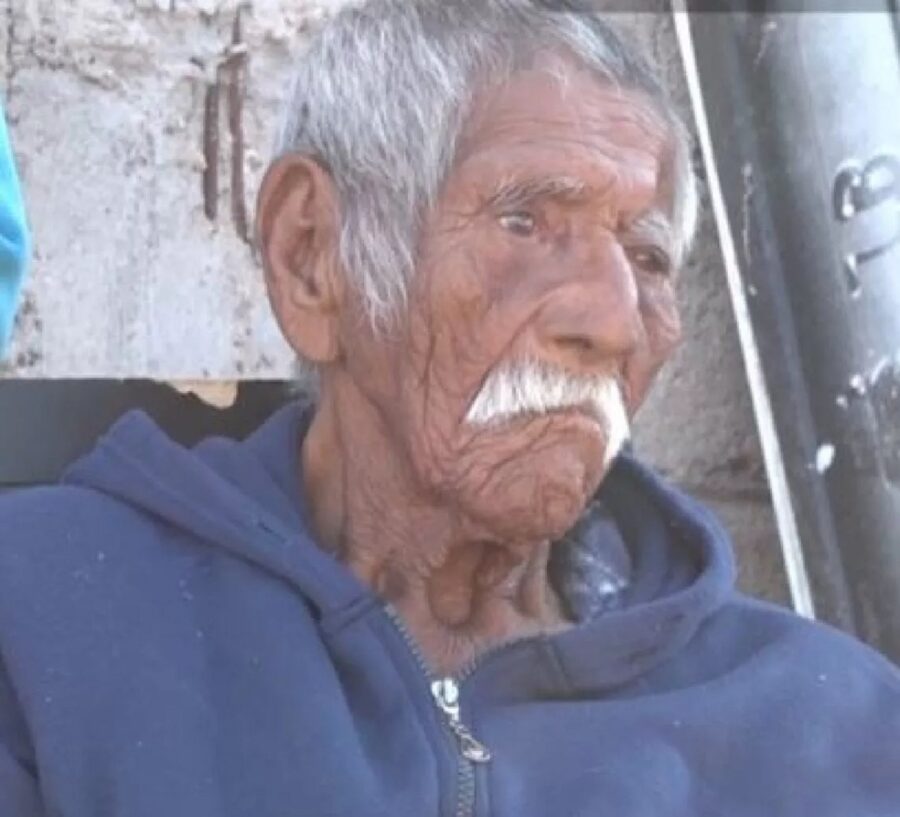 Uomo anziano con i baffi bianchi