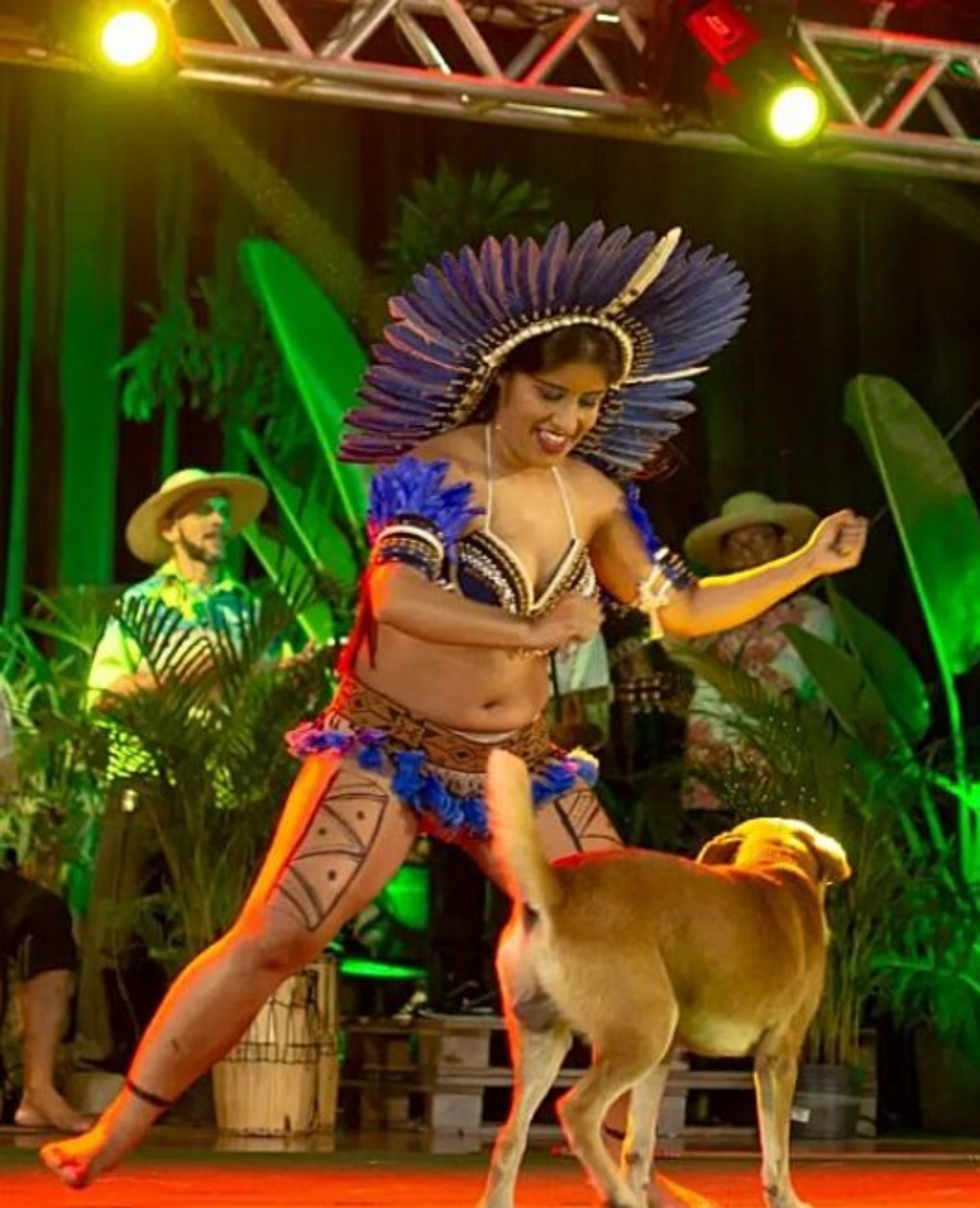 una danzatrice con un cane sul palco