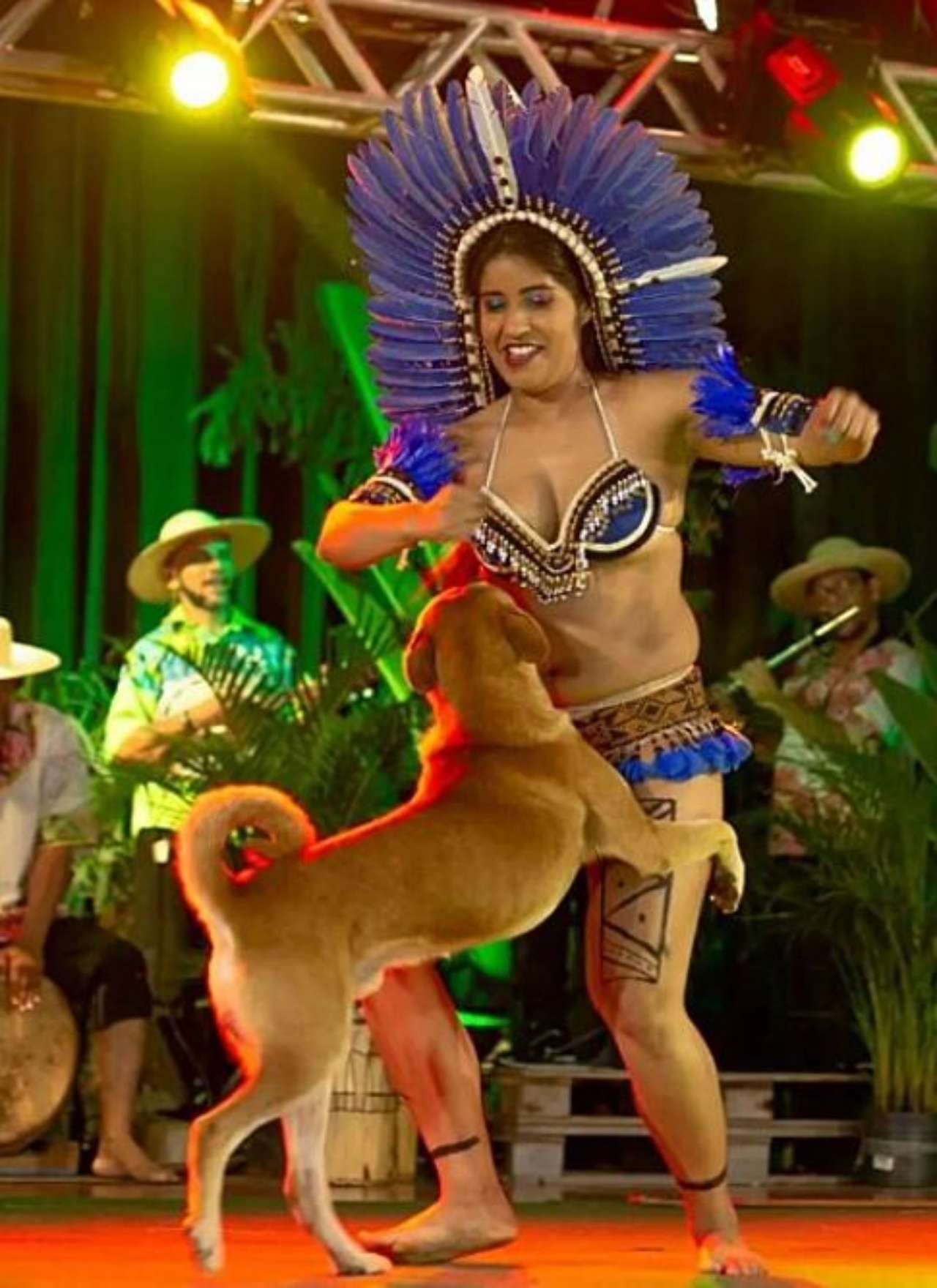 un cane che balla con una danzatrice su un palco nel Paranà
