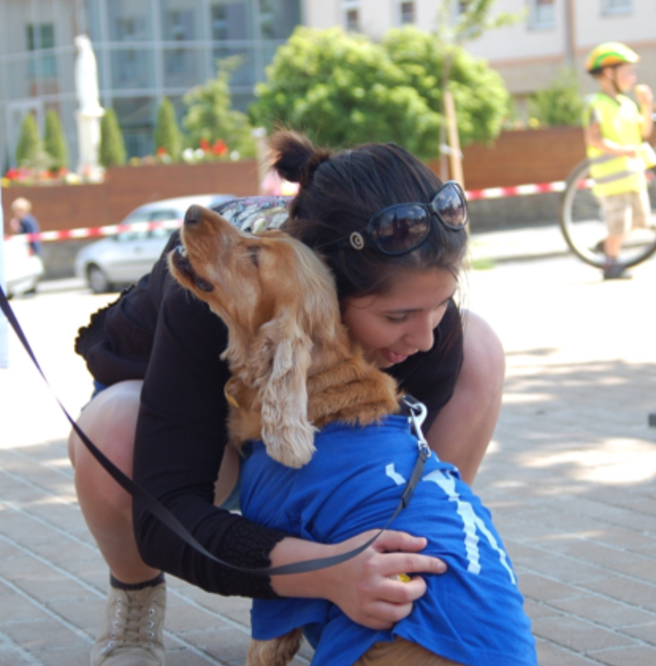 Donna coccola il cane