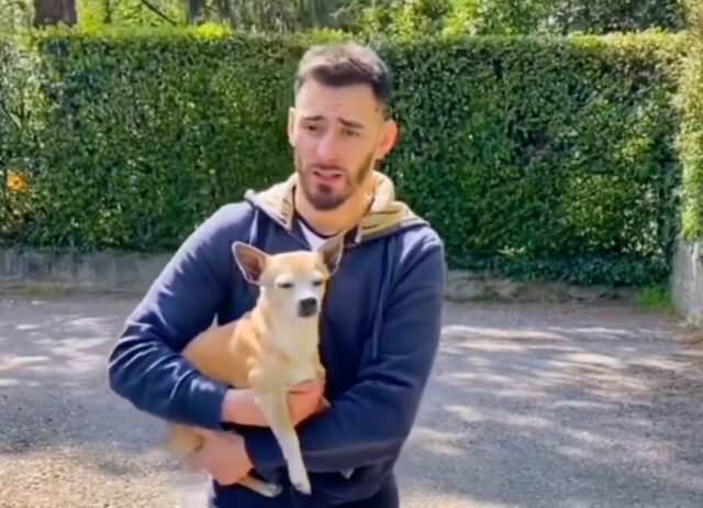 Un padrone finge di portare il proprio cane a fare una passeggiata, ma la destinazione è un’altra (VIDEO)