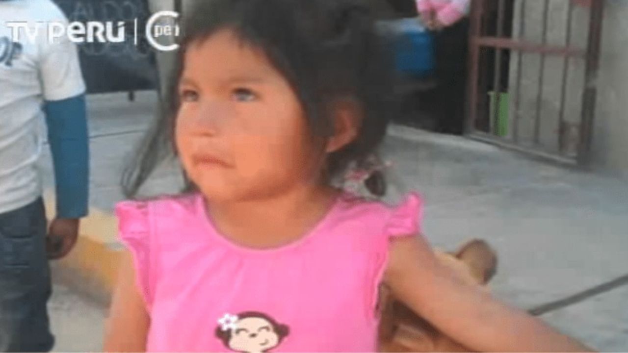 bambina con maglietta rosa piange