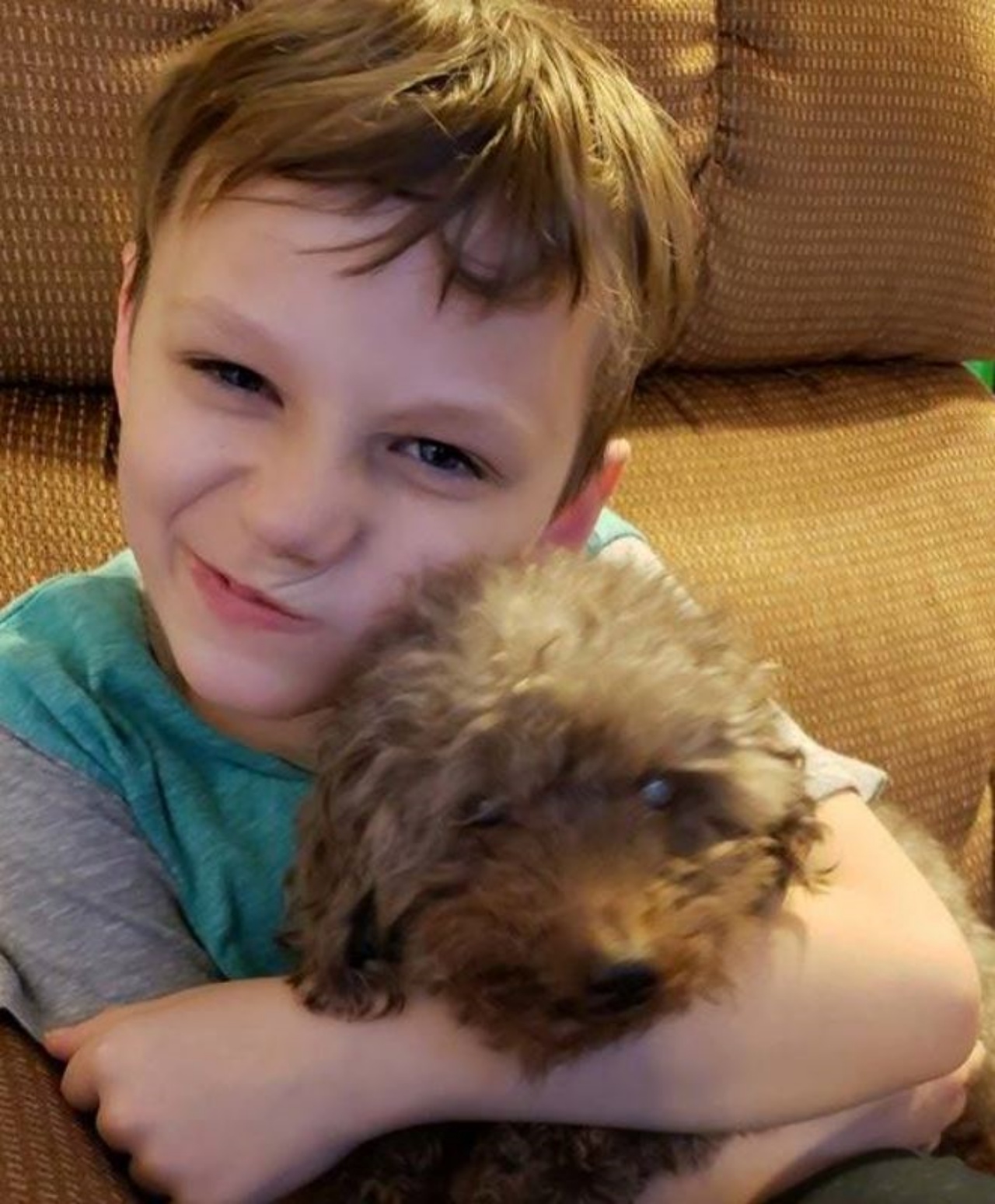 Un bambino con un cane di nome Shey