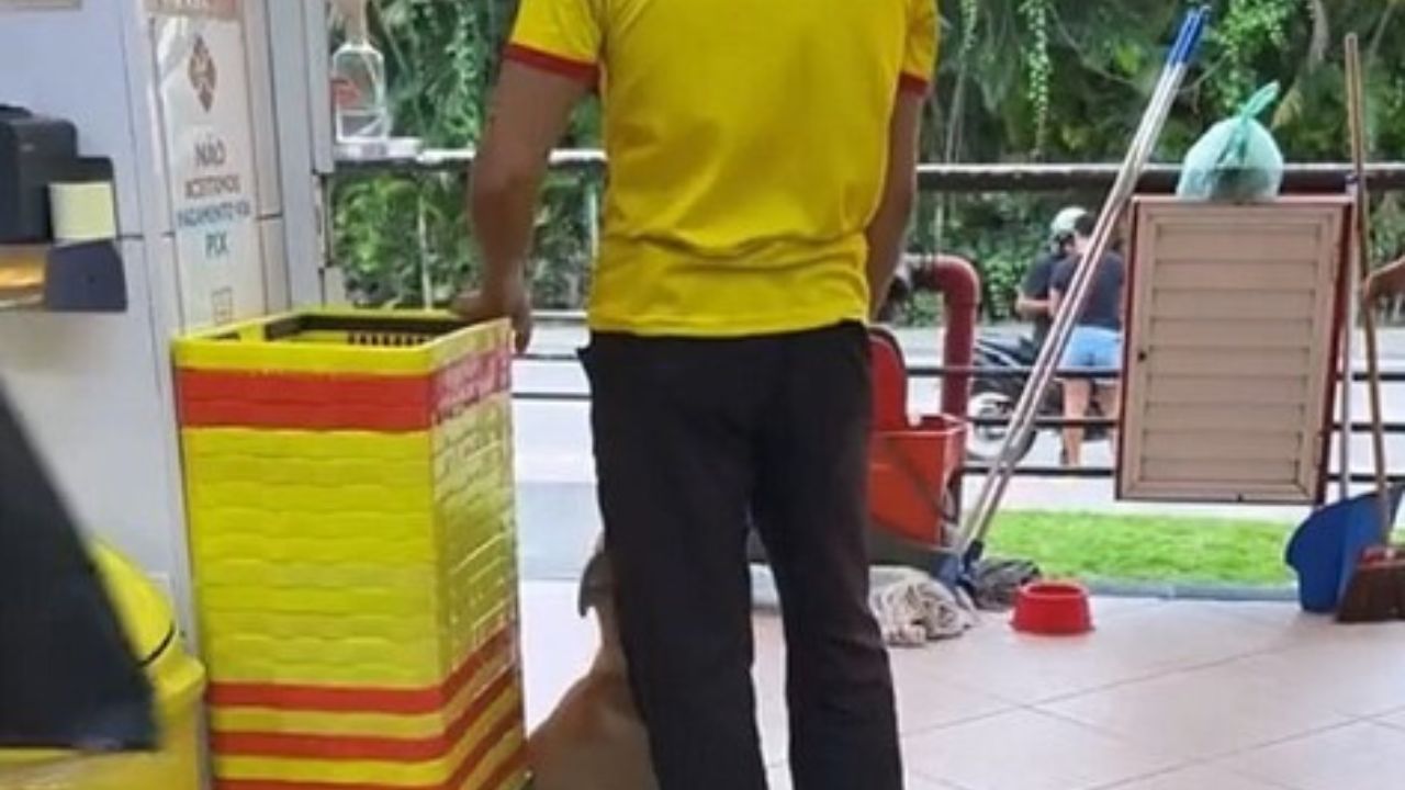 uomo con maglietta gialla