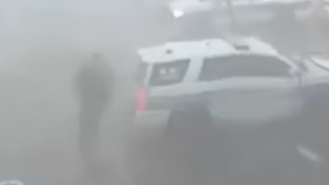 Uomo cammina nella nebbia