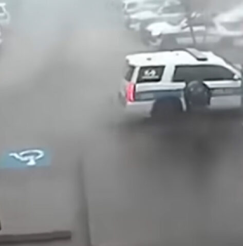 Un agente di polizia si è gettato in un tornado per salvare il suo partner a quattro zampe