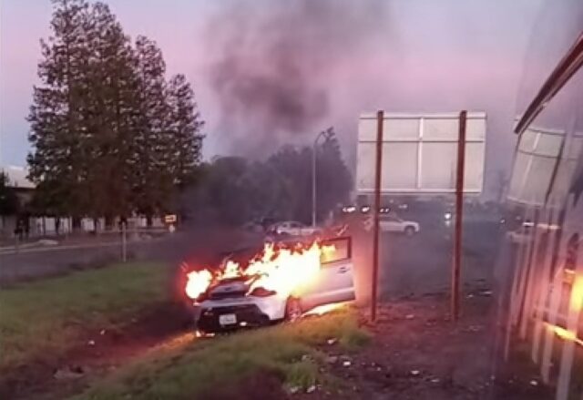 Auto in fiamme in mezzo alla strada
