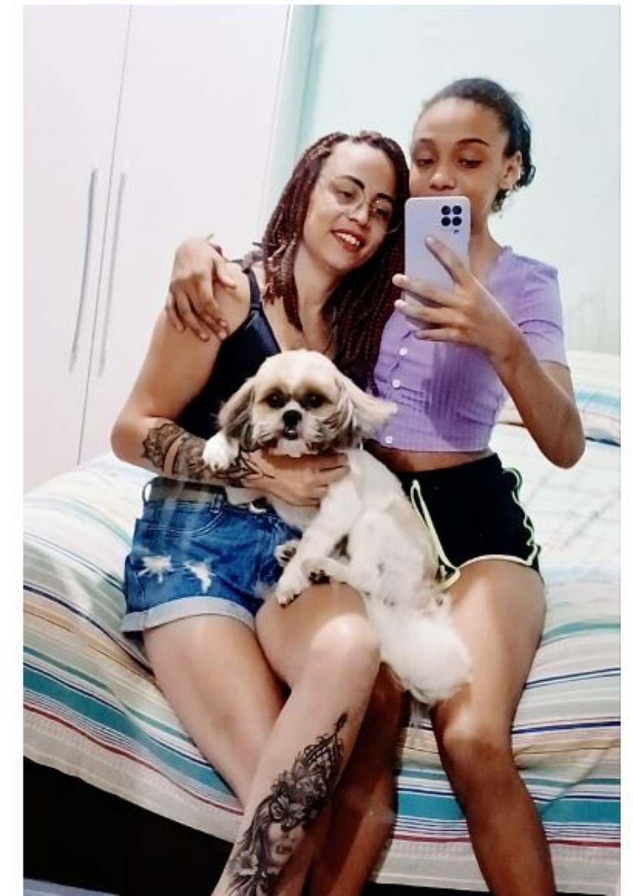 due ragazze con un cane Sih tzu

