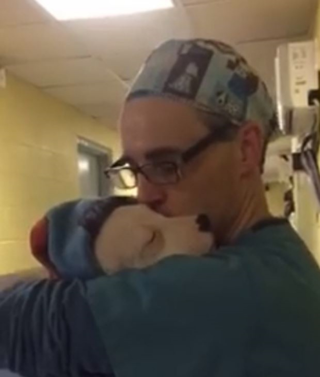 Un veterinario abbraccia una cagnolina di nome Meesha