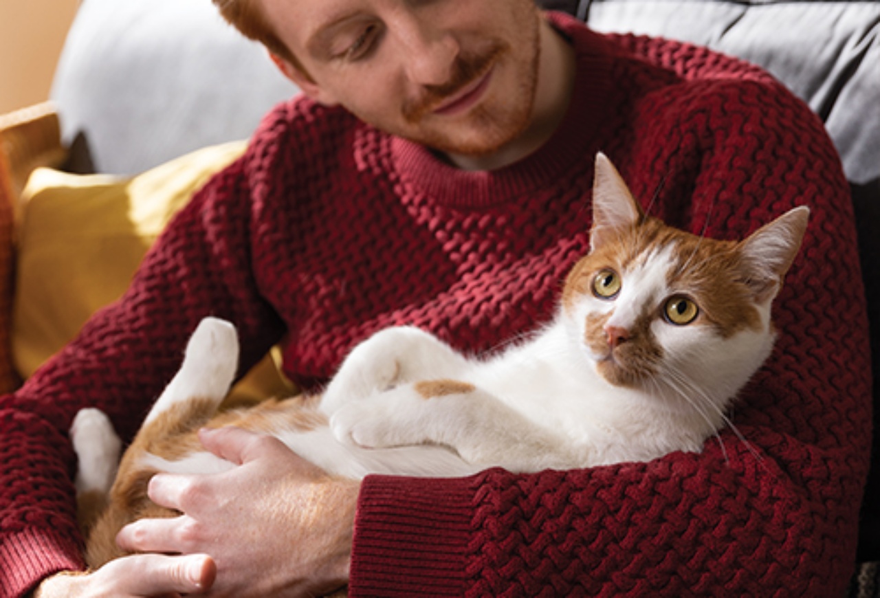 uomo con il suo gatto