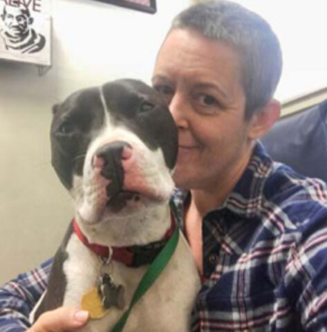 Questo cane appena adottato porta amore e conforto a una famiglia che sta affrontando il cancro