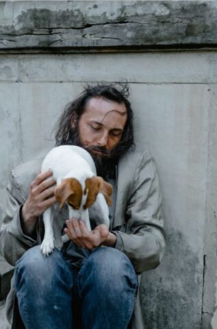 Il grande gesto di un ragazzo che tutti i giorni fornisce cibo ad un mendicante ed al suo cane, prendendo alimenti dalla dispensa di casa