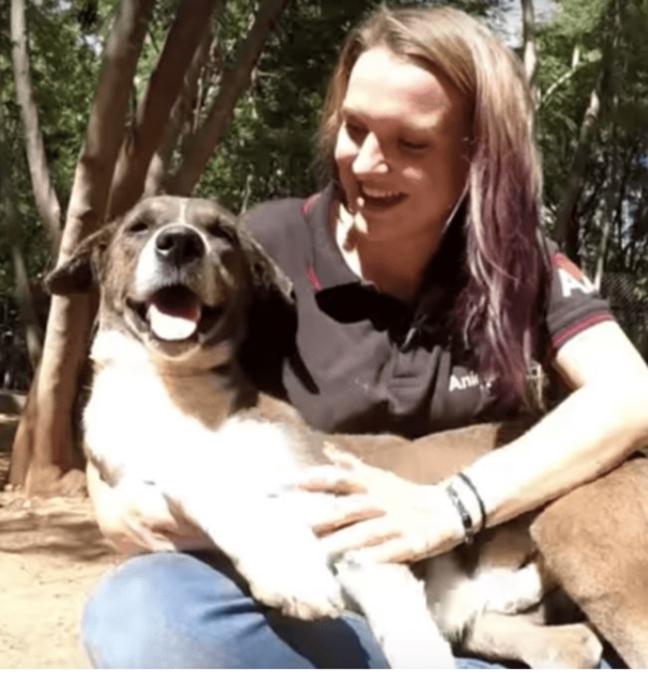Una volontaria di Animal Aid insieme ad un cane