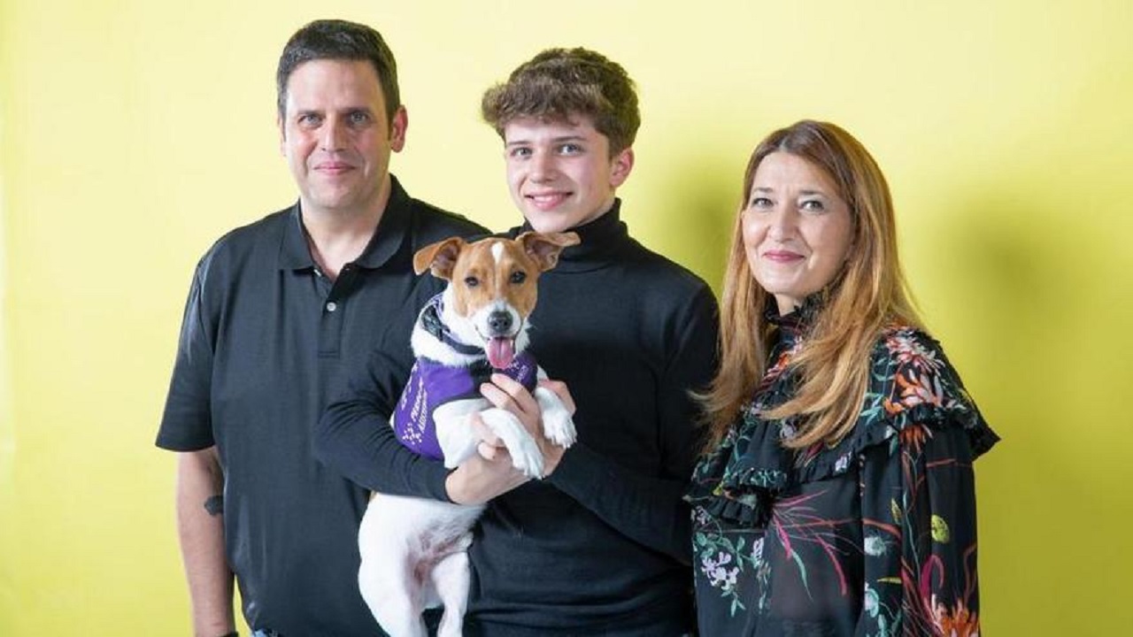 Famiglia con cane bianco e marrone