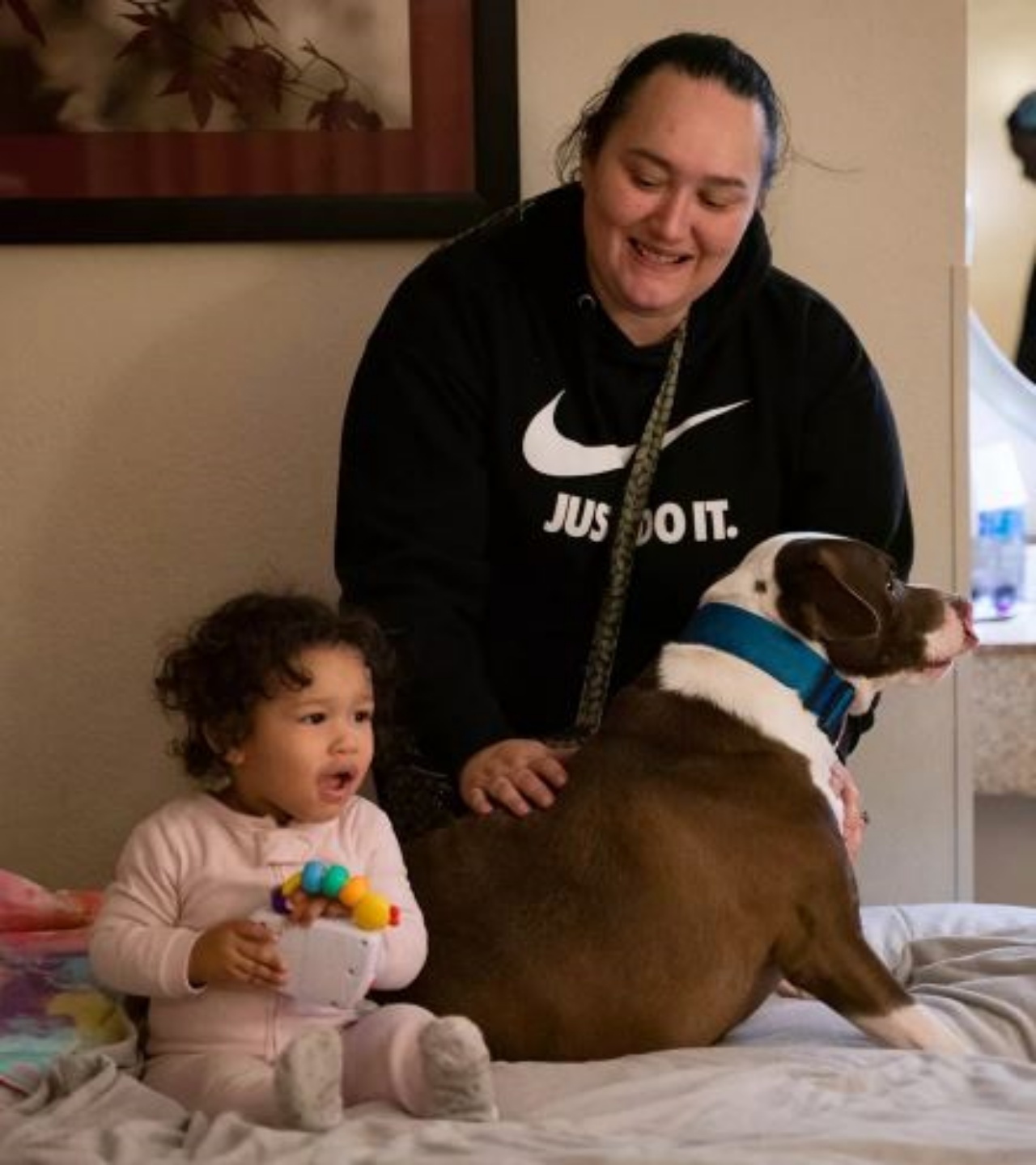 Un cane di nome Blue insieme alla sua mamma adottiva e alla sua sorellina