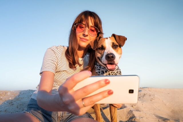 Le dog people scattano al loro cane almeno 400 foto l’anno: tu sei sopra o sotto la media?