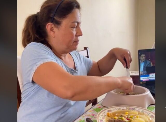 Una donna prepara una ricetta prelibata al suo cane e diventa virale: “Anche lui deve mangiare bene”