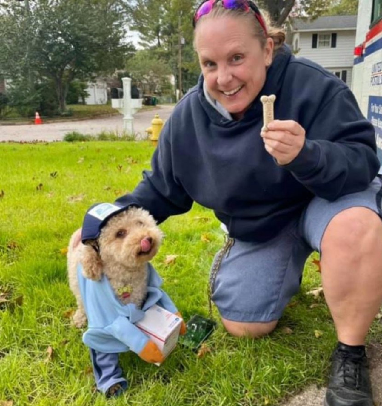 Un cane di nome Tippy con una postina