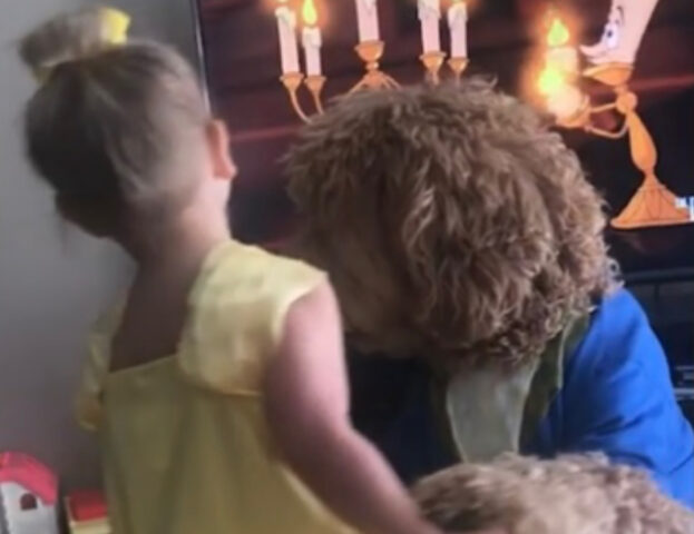 La bimba e il Goldendoodle realizzano insieme la scena di ballo de La Bella e La Bestia