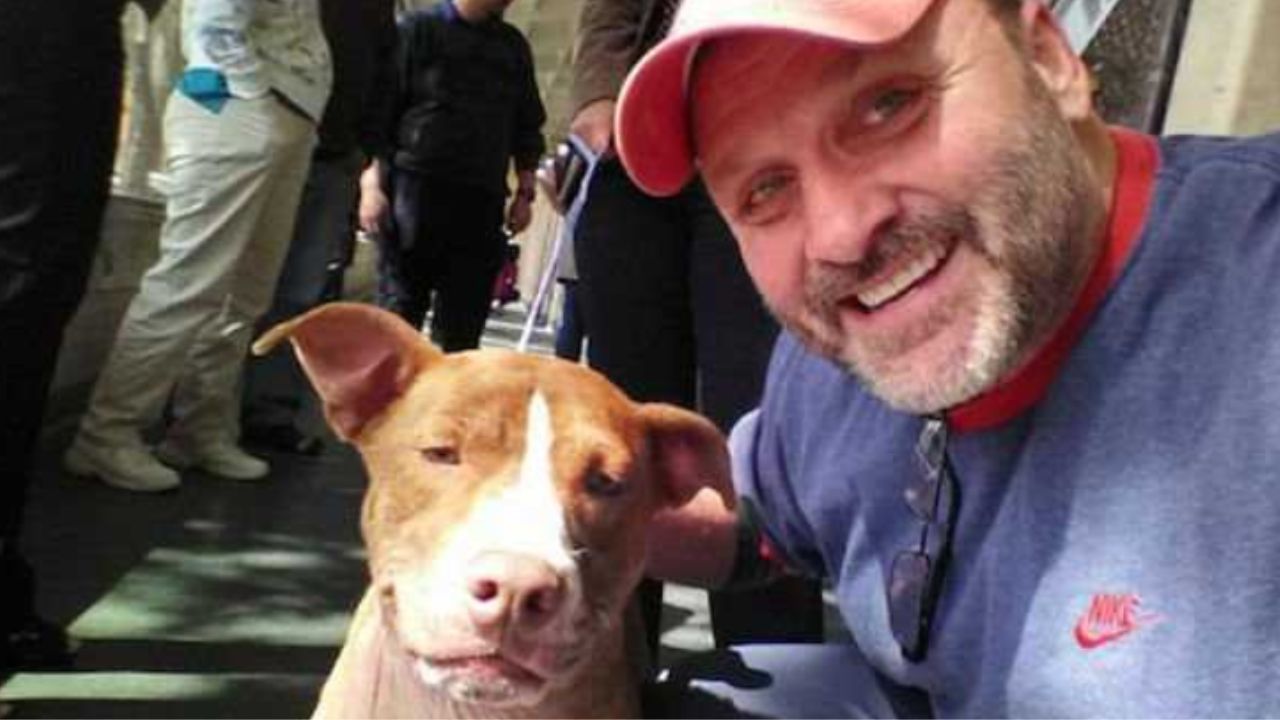 uomo che si catta un selfie con un cane