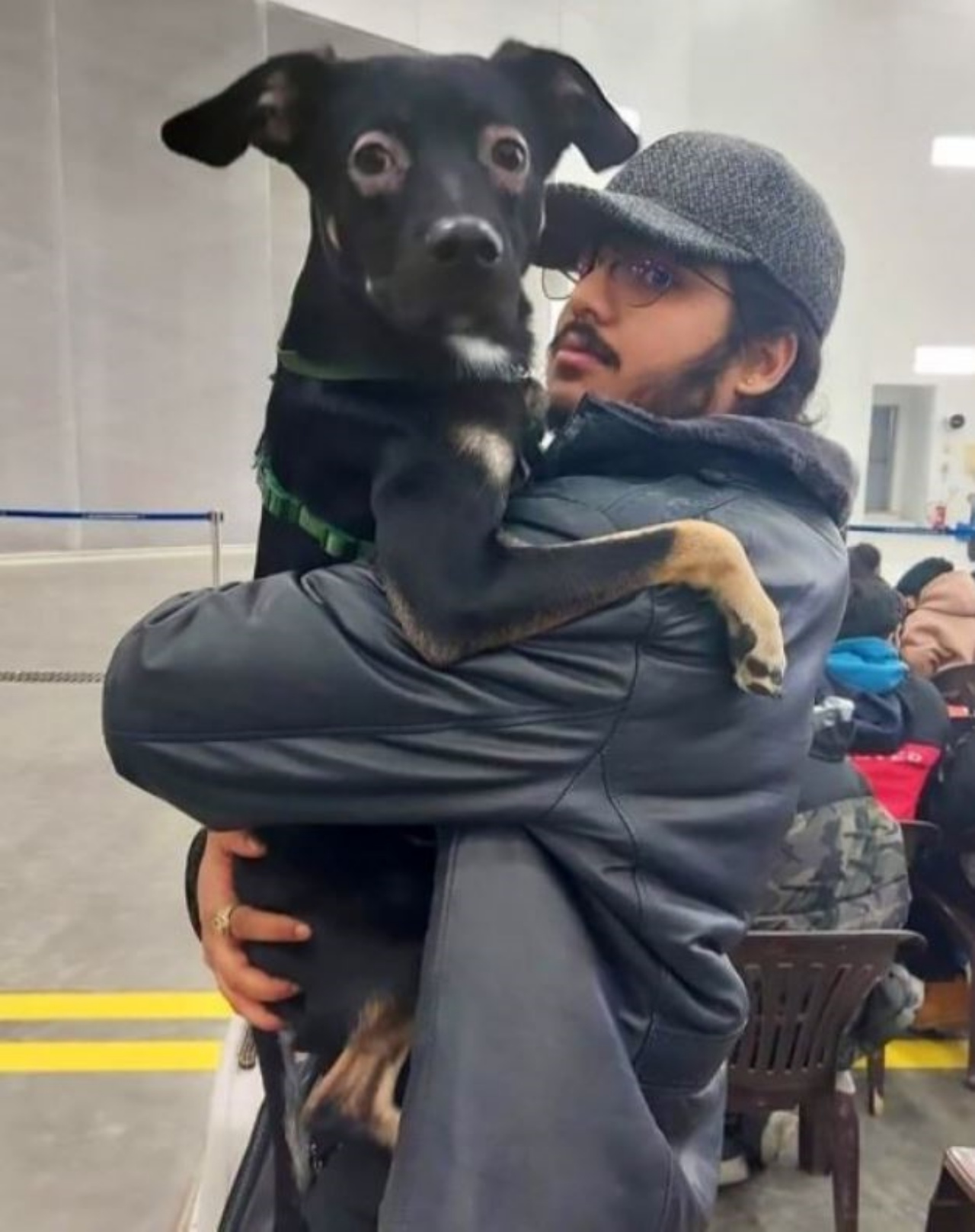 Un ragazzo che abbraccia il proprio cane