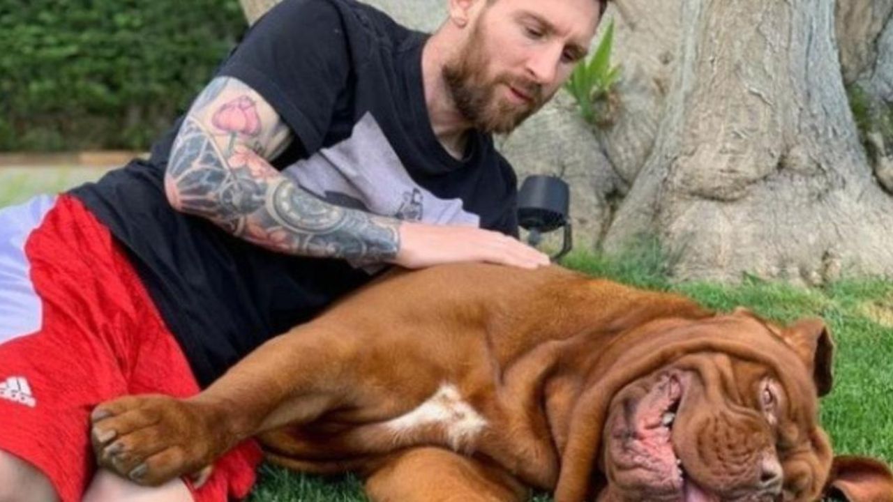 Lionel Messi coccola il suo cane