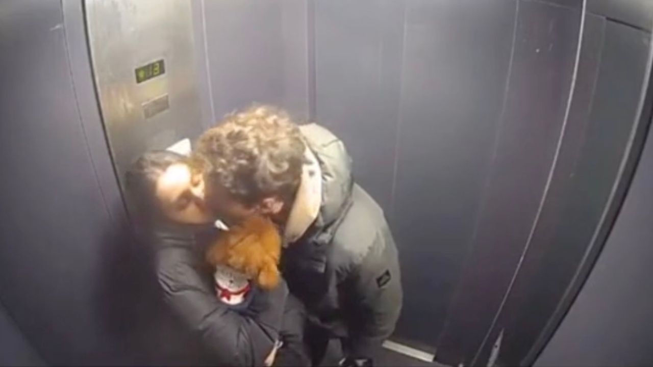 Cane con coppia di innamorati in ascensore