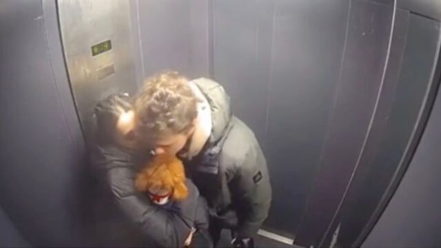 Sorpresi in ascensore: questa coppia viene beccata mentre fa le coccole al cane