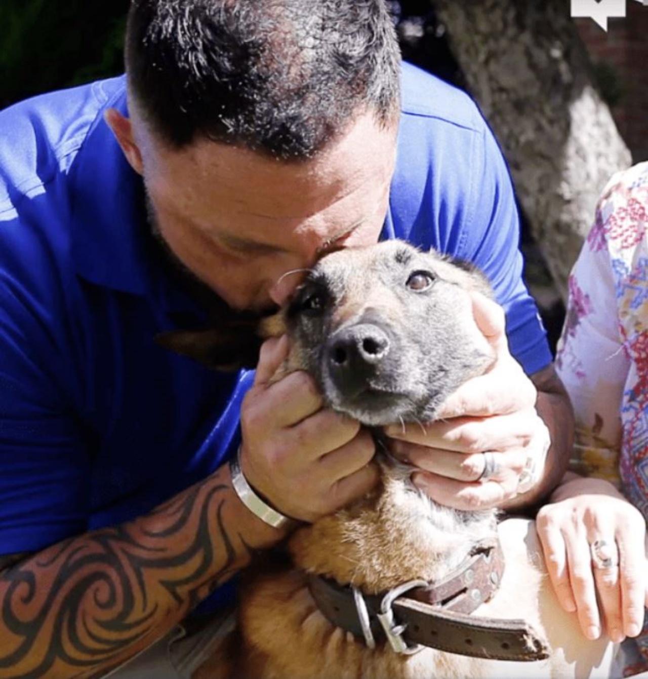 Adam insieme alla sua cagnolona K9