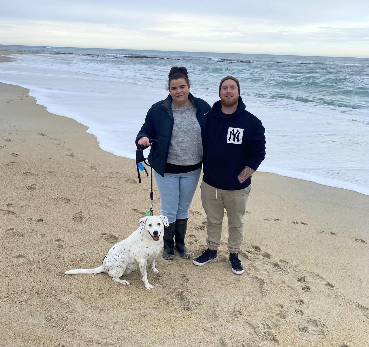 coppia con il cane in spiaggia