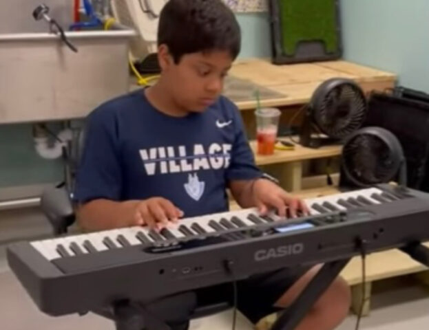 Il bambino di 10 anni suona il pianoforte per i cani di un canile, soltanto per farli stare meglio