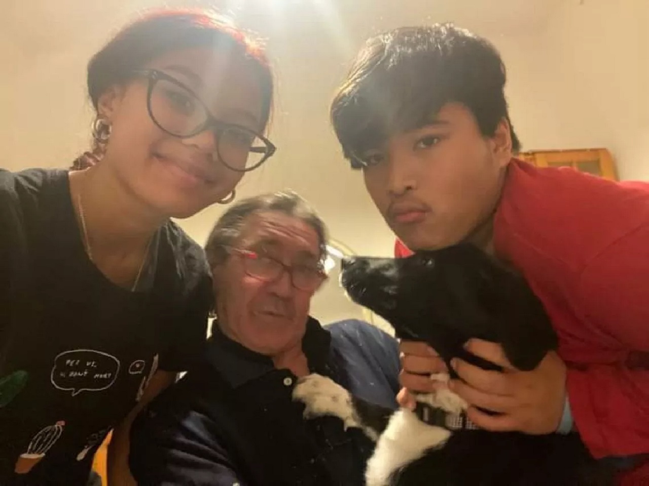 Famiglia con cane nero