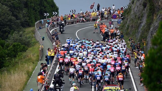 Cane tra i ciclisti del Tour De France, paura durante la corsa