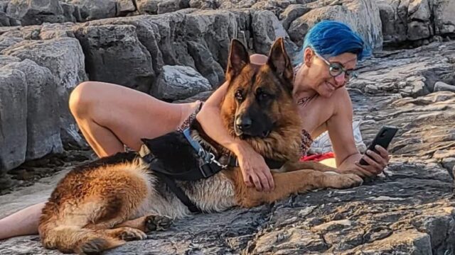 Donna salvata in mare dal cane: si era addormentata sul materassino