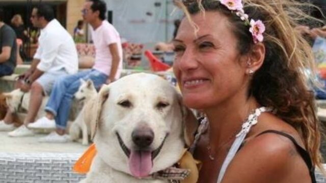 Li ha salvati dalle strade egiziane, ora vive in una fattoria per loro: la storia della prof Manuela e dei suoi cani