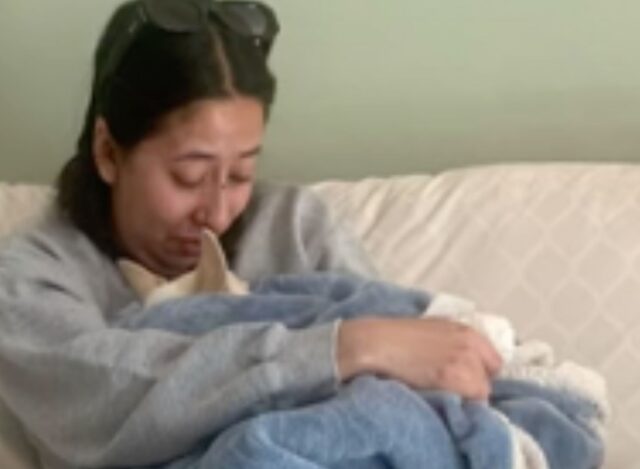 Donna abbraccia il cane dopo l'eutanasia