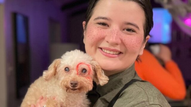 “L’ho conosciuto così, ora l’amore della mia vita ha 16 anni”: la dedica al cane anziano è commovente