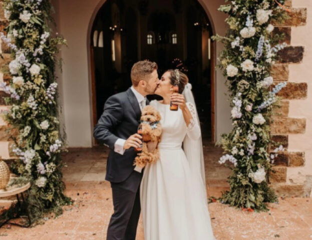 5 foto di cani invitati speciali ai matrimoni dei loro genitori umani che ti faranno desiderare di dire sì, lo voglio