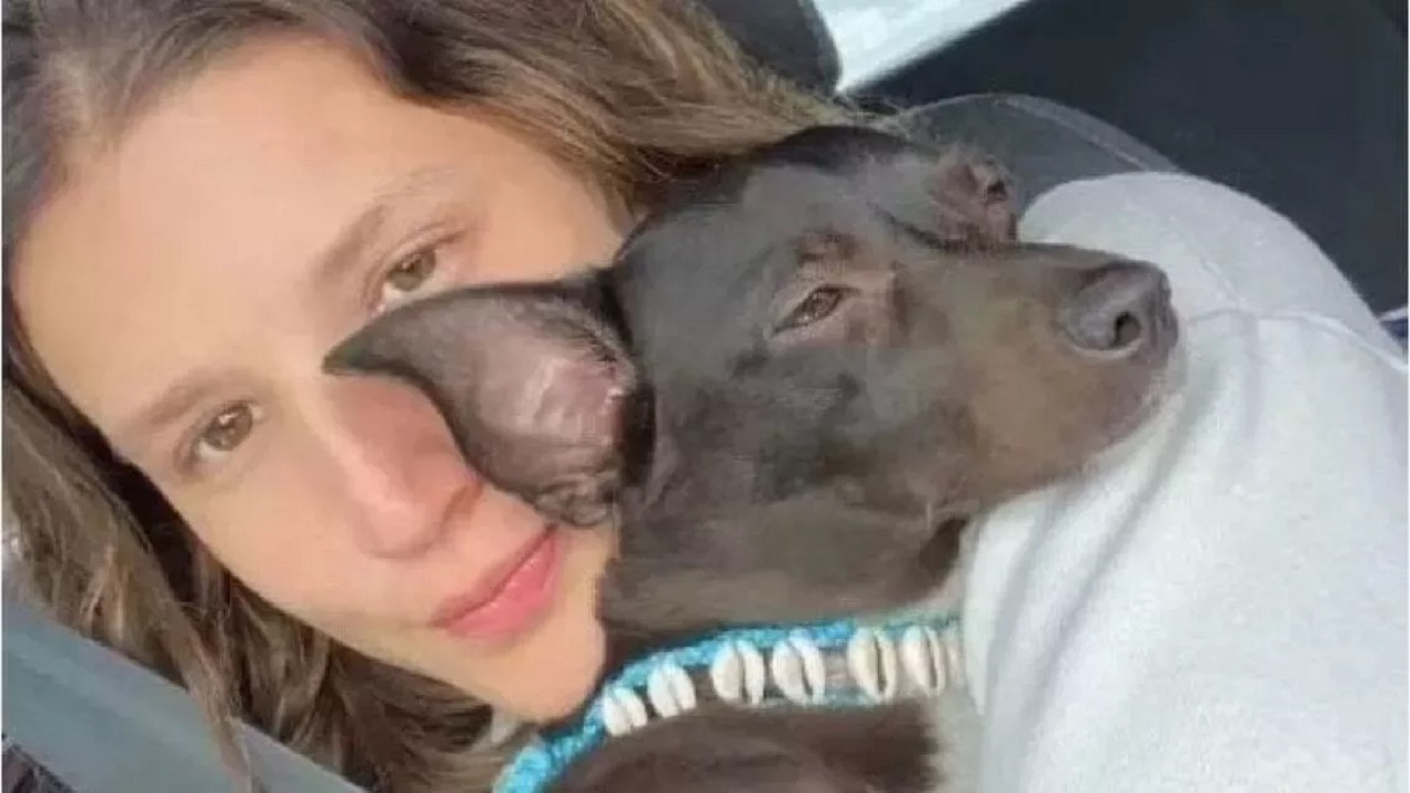 Donna abbraccia il cane