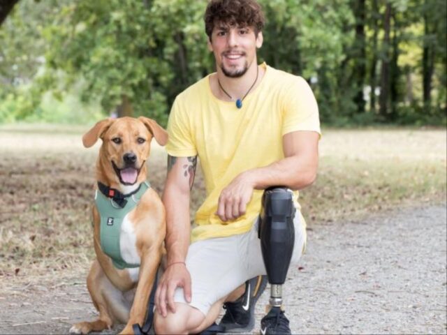 Cane con tre zampe cerca casa a Cesena con il suo proprietario, un campione paralimpico che ha perso un arto