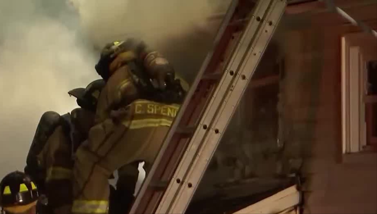 Pompieri sulla scala nell'incendio