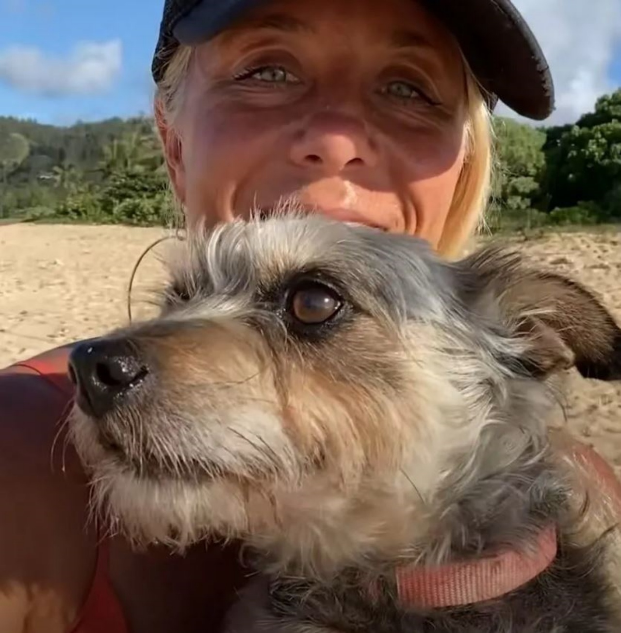 Holly insieme ad un cane di nome Halo