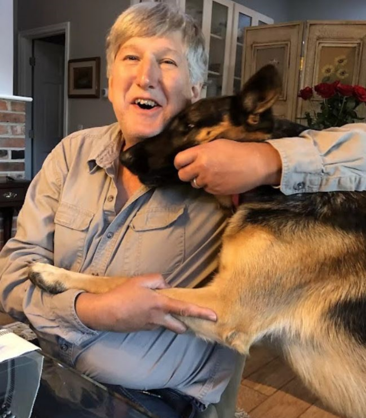 un uomo con il suo cane