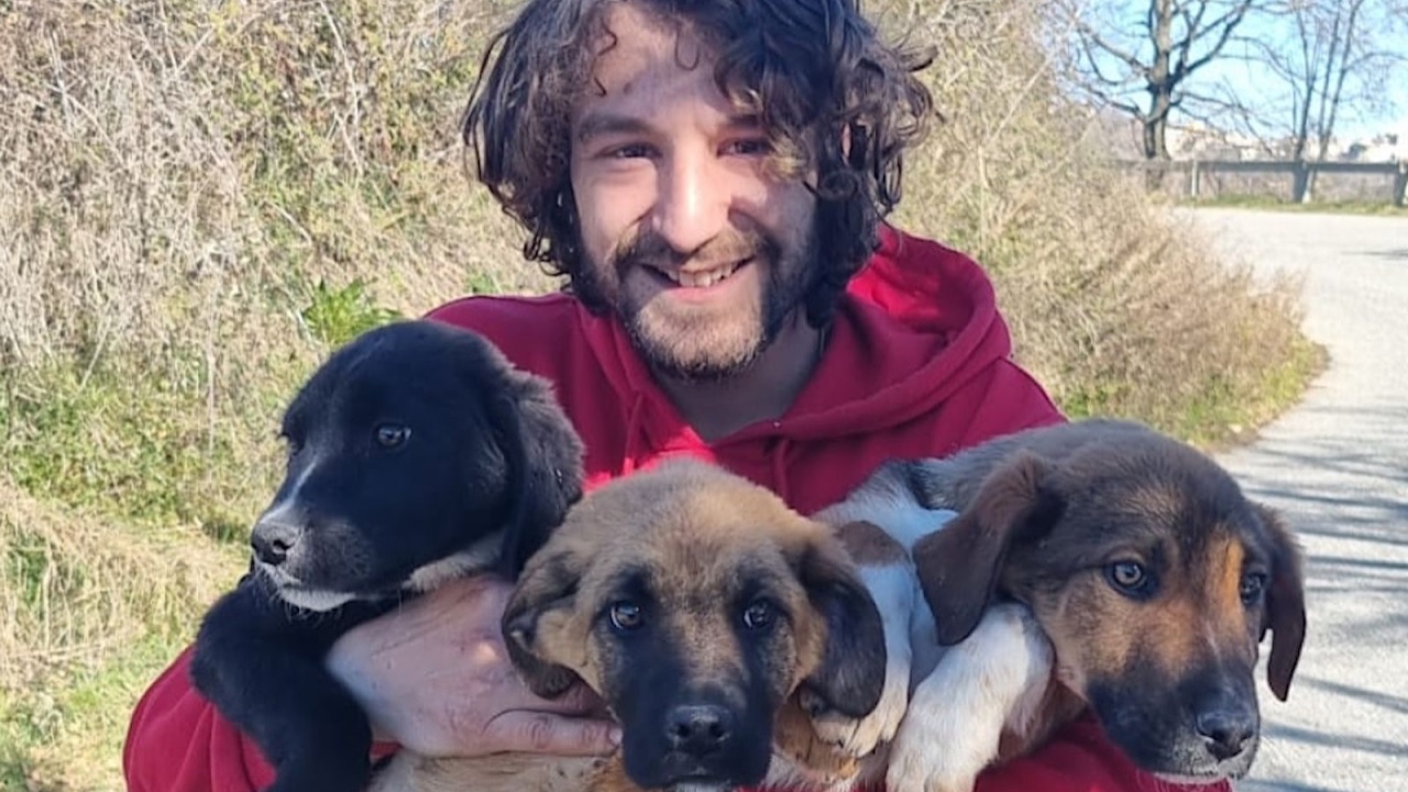Uomo con tre cuccioli