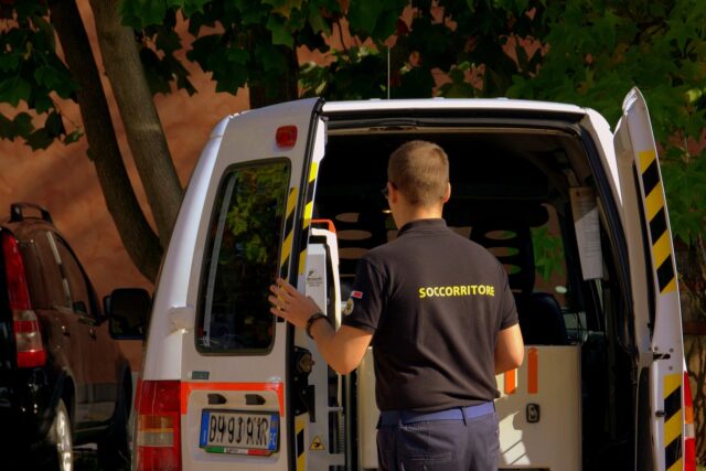 Cane in ambulanza con l’anziano proprietario che non si vuole separare da lui