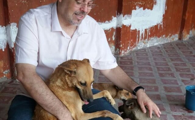Questo prete celebra messa insieme ai cani: “La casa di Dio è anche la loro”